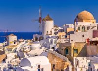 Σε ευπαθείς ομάδες 3 δισ. ευρώ υπερπλεόνασμα από τον τουρισμό