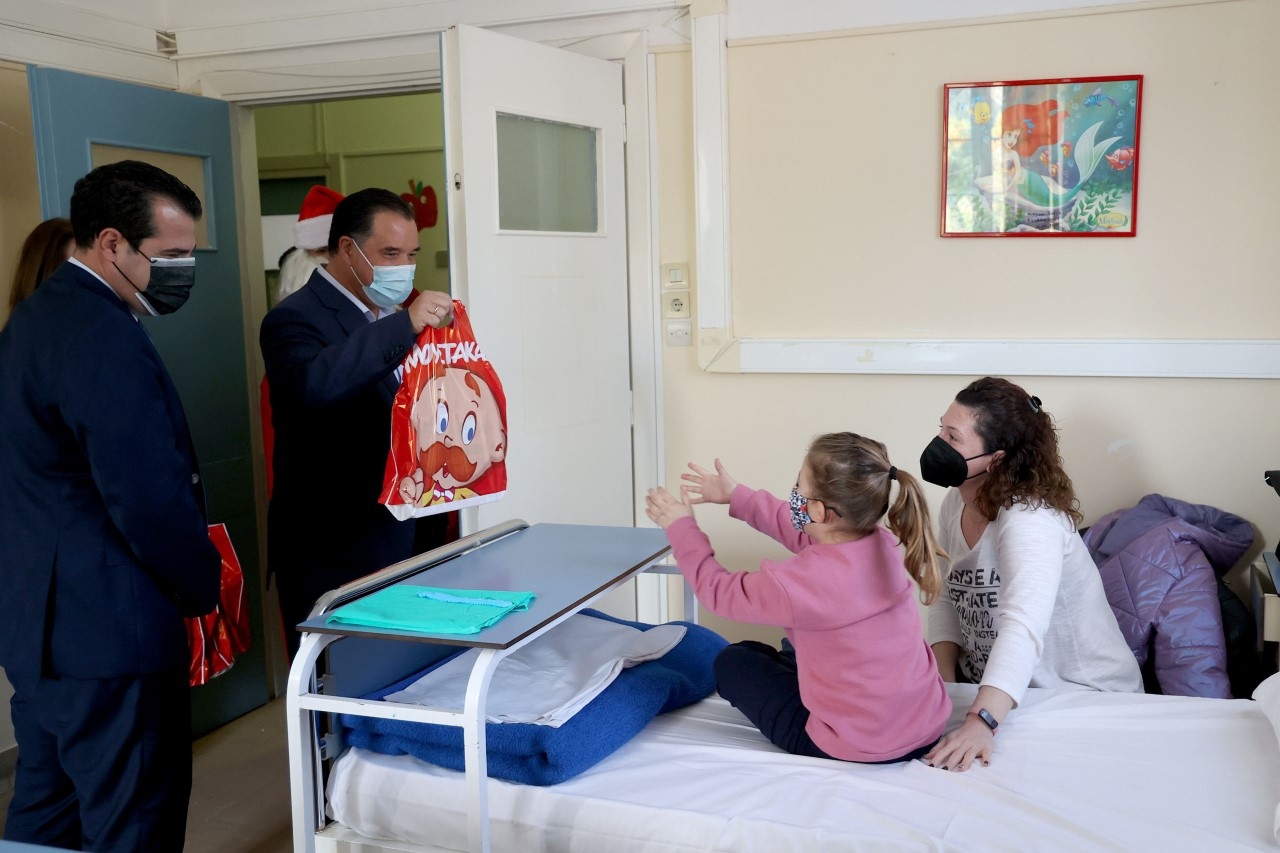 Γεωργιάδης και Πλεύρης επισκέφθηκαν το Παίδων Πεντέλης- Μοίρασαν παιχνίδια σε παιδιά