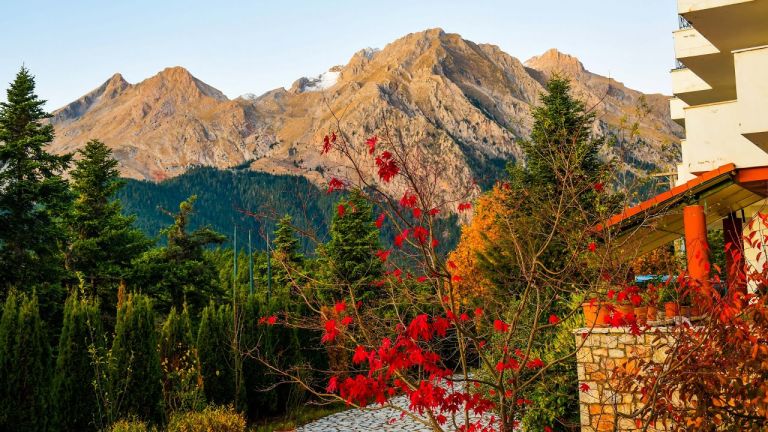 5 villages in Greece for a relaxed Christmas – Stone houses, snow and good food