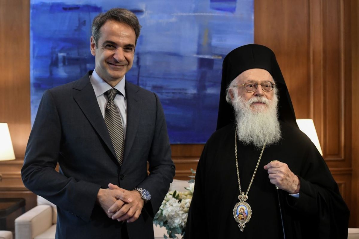 Μητσοτάκης σε Αρχιεπίσκοπο Αλβανίας Αναστάσιο: «Είστε αποκούμπι της ελληνικής μειονότητας»