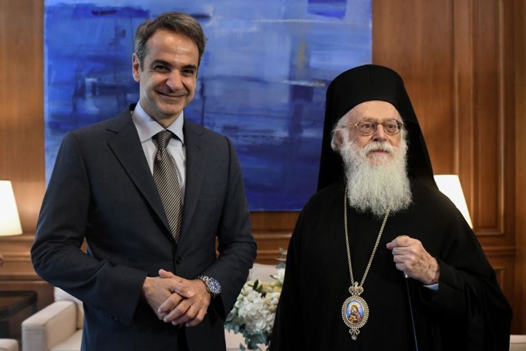 Μητσοτάκης σε Αρχιεπίσκοπο Αλβανίας Αναστάσιο: «Είστε αποκούμπι της ελληνικής μειονότητας»