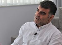 Βαξεβάνης: «Σε λίγο θα αποκαλούνται με κωδικούς στη Νέα Δημοκρατία. Γεια σου 5046. Τι χαμπάρια 7048;»
