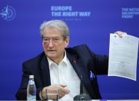 Αλβανία: Προπηλάκισαν τον Μπερίσα – Δέχθηκε γροθιά στο πρόσωπο