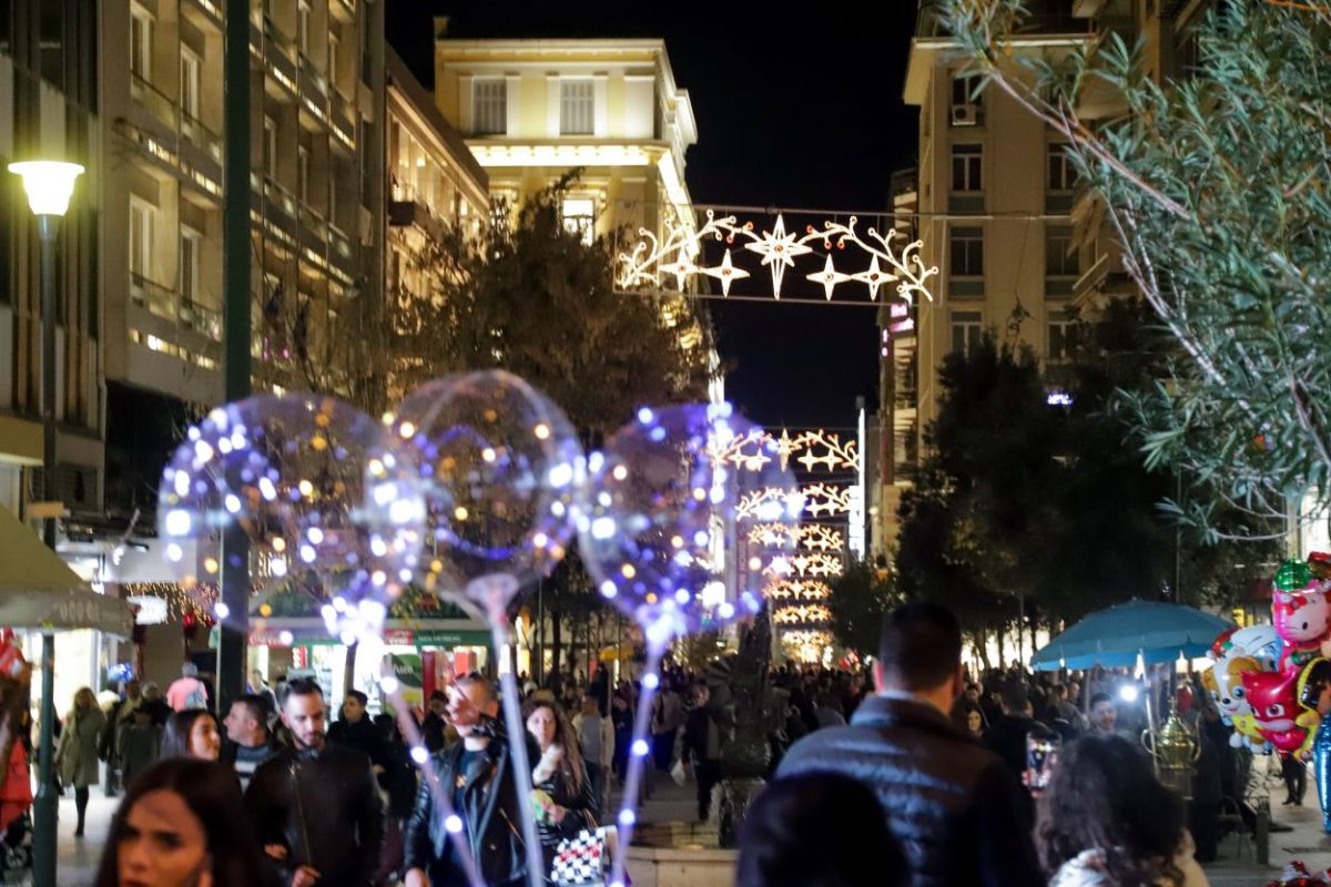Εορταστικό ωράριο: Ανοιχτά σήμερα Κυριακή τα καταστήματα