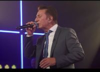 Ένα Τραγούδι Ακόμα: Ο Δημήτρης Κοντολάζος στο ανεπανάληπτο «Όλα Τα ‘Δωσα Για Σένα»