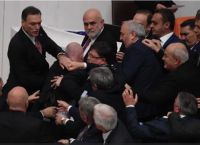 Τουρκία: Άγριο ξύλο στη Βουλή – Στην εντατική βουλευτής Τουρκία: Άγριο ξύλο στη Βουλή – Στην εντατική βουλευτής