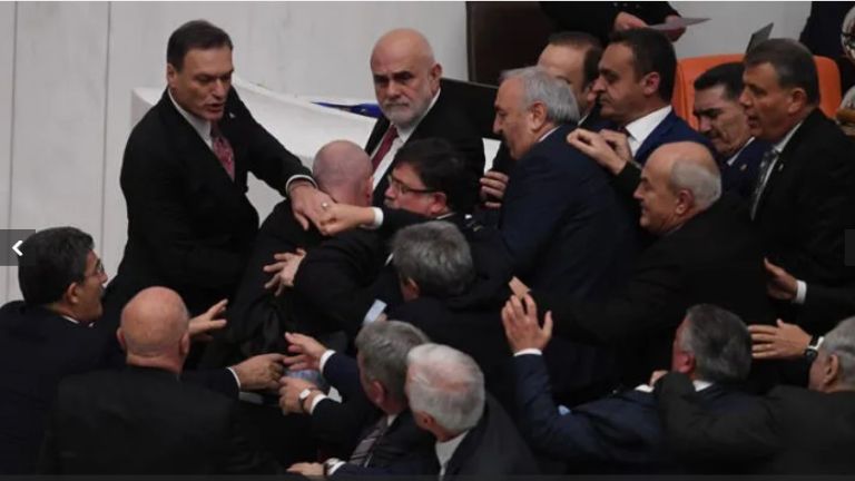 Τουρκία: Άγριο ξύλο στη Βουλή – Στην εντατική βουλευτής