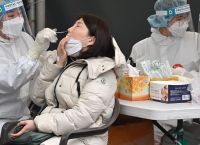 Κίνα: 90 εκατ. άνθρωποι, σε μία μόνο επαρχία, έχουν covid – Βουλιάζουν τα αεροδρόμια από ταξιδιώτες [vid]
