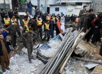 Επίθεση βομβιστή-καμικάζι στο Πακιστάν: 83 νεκροί σε τέμενος μέσα στο αρχηγείο της αστυνομίας Επίθεση βομβιστή-καμικάζι στο Πακιστάν: 83 νεκροί σε τέμενος μέσα στο αρχηγείο της αστυνομίας