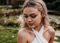 Ayla Fronek: Με μαύρες ζαρτιέρες και ανοιχτά πόδια μας δείχνει το…. [pic]