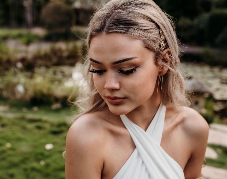 Ayla Fronek: Με μαύρες ζαρτιέρες και ανοιχτά πόδια μας δείχνει το…. [pic]