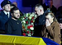 Ζελένσκι: Καταβεβλημένος στην κηδεία των 14 θυμάτων από την πτώση του ελικοπτέρου