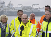 DW: Μετά τον πρώτο σταθμό LNG στην Γερμανία σειρά έχει τώρα ο δεύτερος στο Λουμπμίν