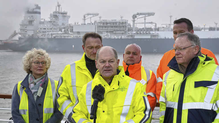 DW: Μετά τον πρώτο σταθμό LNG στην Γερμανία σειρά έχει τώρα ο δεύτερος στο Λουμπμίν