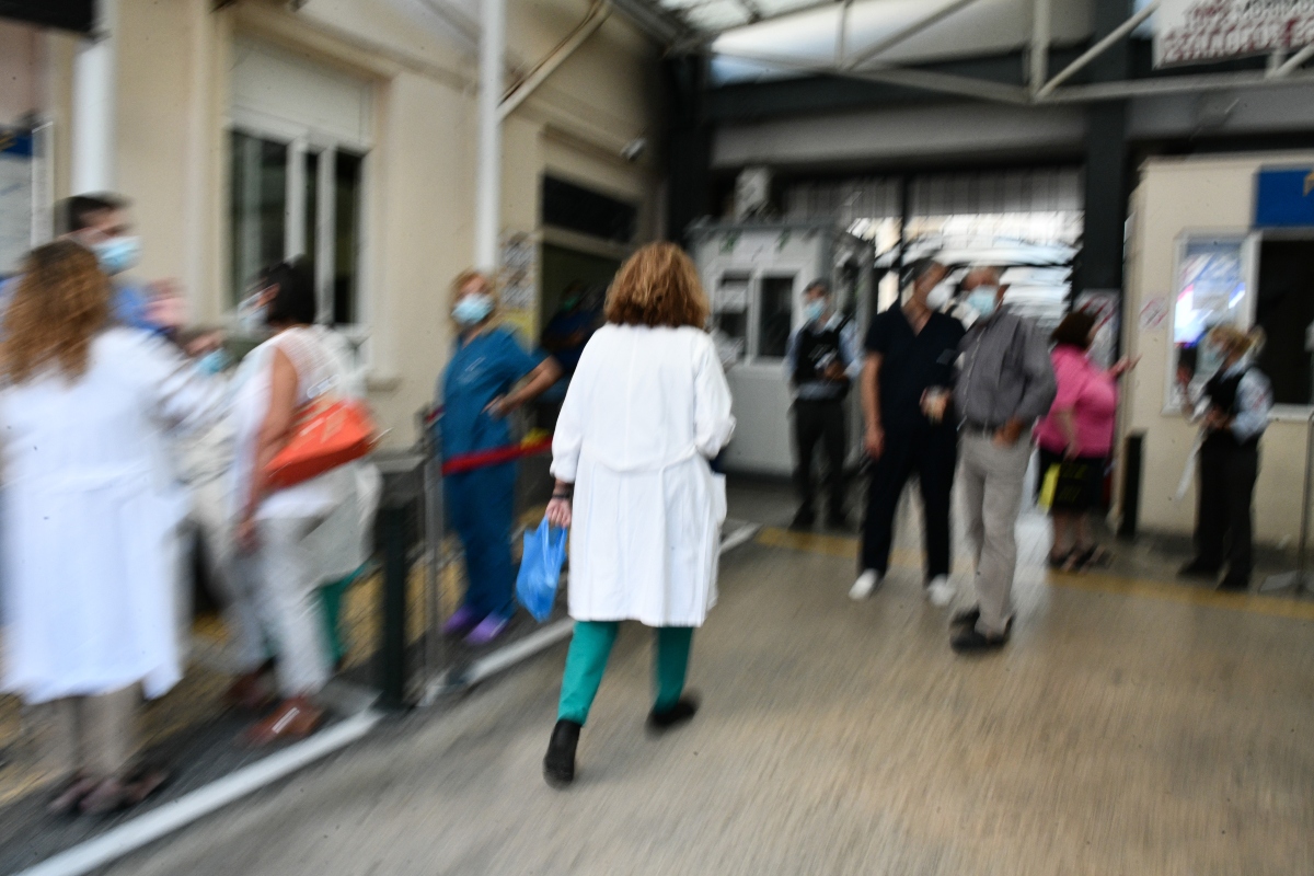 ΕΣΥ: Επέστρεψαν 1.700 ανεμβολίαστοι υγειονομικοί και υπάλληλοι μετά από 16 μήνες