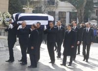 Κηδεία τέως βασιλιά Κωνσταντίνου: Ολοκληρώθηκε ο αποχαιρετισμός – Πλήθος κόσμου [pic]