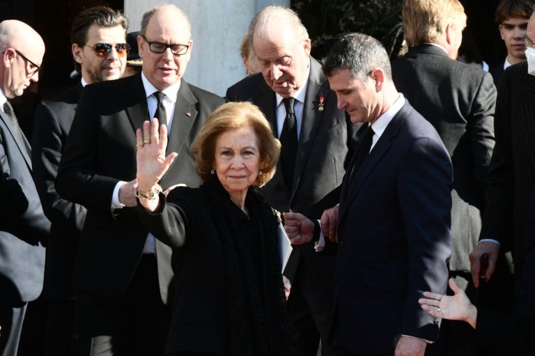 Κηδεία βασιλιά Κωνσταντίνου: Το τελετουργικό, το πρωτόκολλο, οι υψηλοί προσκεκλημένοι και τα συνθήματα [vid]