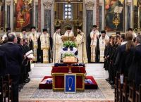 Κηδεία τέως βασιλιά Κωνσταντίνου: Ενταφιάστηκε στο Τατόι – Το δείπνο σε 250 άτομα [pic,vid]