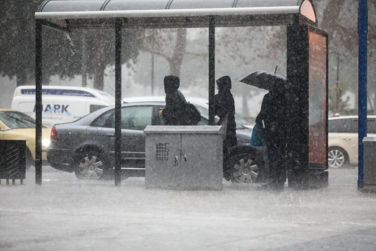 Κακοκαιρία στην Αττική: Πλημμύρισαν δρόμοι από τη βροχή [vid]