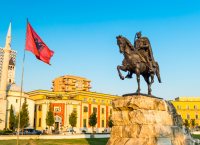 Νέα δήλωση των Τιράνων για τις δηλώσεις του Βρετανού υπουργού Μετανάστευσης για τους Αλβανούς μετανάστες