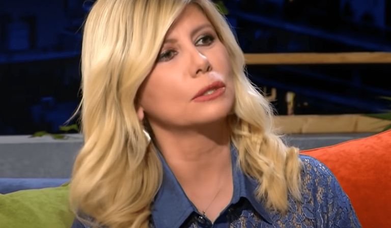Ζήνα Κουτσελίνη: Ο πατέρας μου μαχαίρωσε με φαλτσέτα τη μάνα μου, τη σκότωνε μπροστά μου [vid]