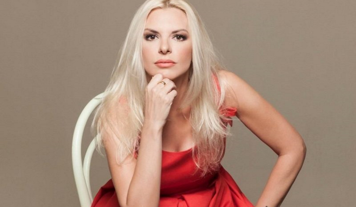 ’Η Τσίλα και η Πάνια γυμvές στο καμαρίνι’’