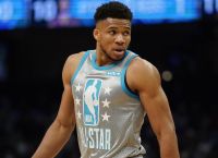 Giannis Antetokounmpo’s first reaction after receiving the captain’s “armband” for the NBA All Star Game Giannis Antetokounmpo’s first reaction after receiving the captain’s “armband” for the NBA All Star Game