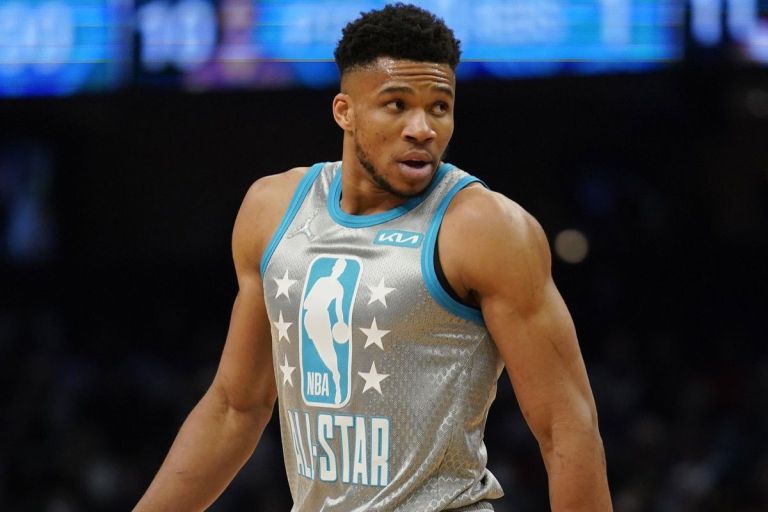 Giannis Antetokounmpo’s first reaction after receiving the captain’s “armband” for the NBA All Star Game