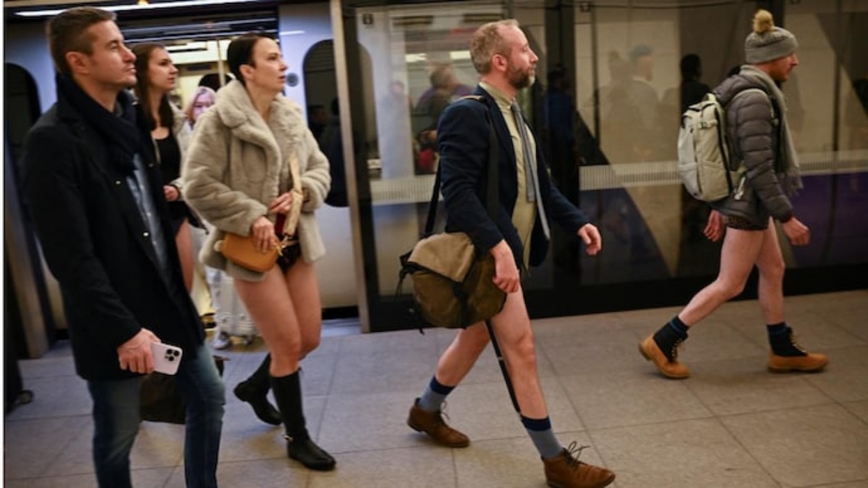 No Trousers Tube Right: Σύγχρονες παραστάσεις του σώματος