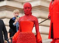 Doja Cat: Φόρεσε 30.000 κατακόκκινους κρυστάλλους Swarovski και χρειάστηκε 5 ώρες για να ετοιμαστεί Doja Cat: Φόρεσε 30.000 κατακόκκινους κρυστάλλους Swarovski και χρειάστηκε 5 ώρες για να ετοιμαστεί