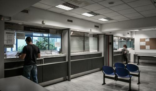 Κακοκαιρία «Μπάρμπαρα»: Το ωράριο στο Δημόσιο την Πέμπτη -Τι ώρα θα ανοίξουν τα εμπορικά καταστήματα
