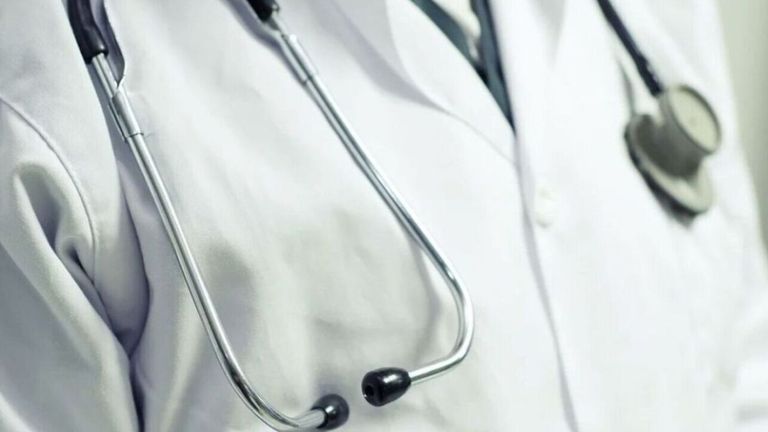 Ψευτογιατρός: Μου ζήτησε 5.000 ευρώ για επέμβαση που κόστιζε 1.500 ευρώ [vid]