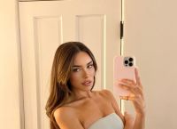 Madison Beer: Ποζάρει με λευκό σουτιέν και την γλώσσα έξω [pic]