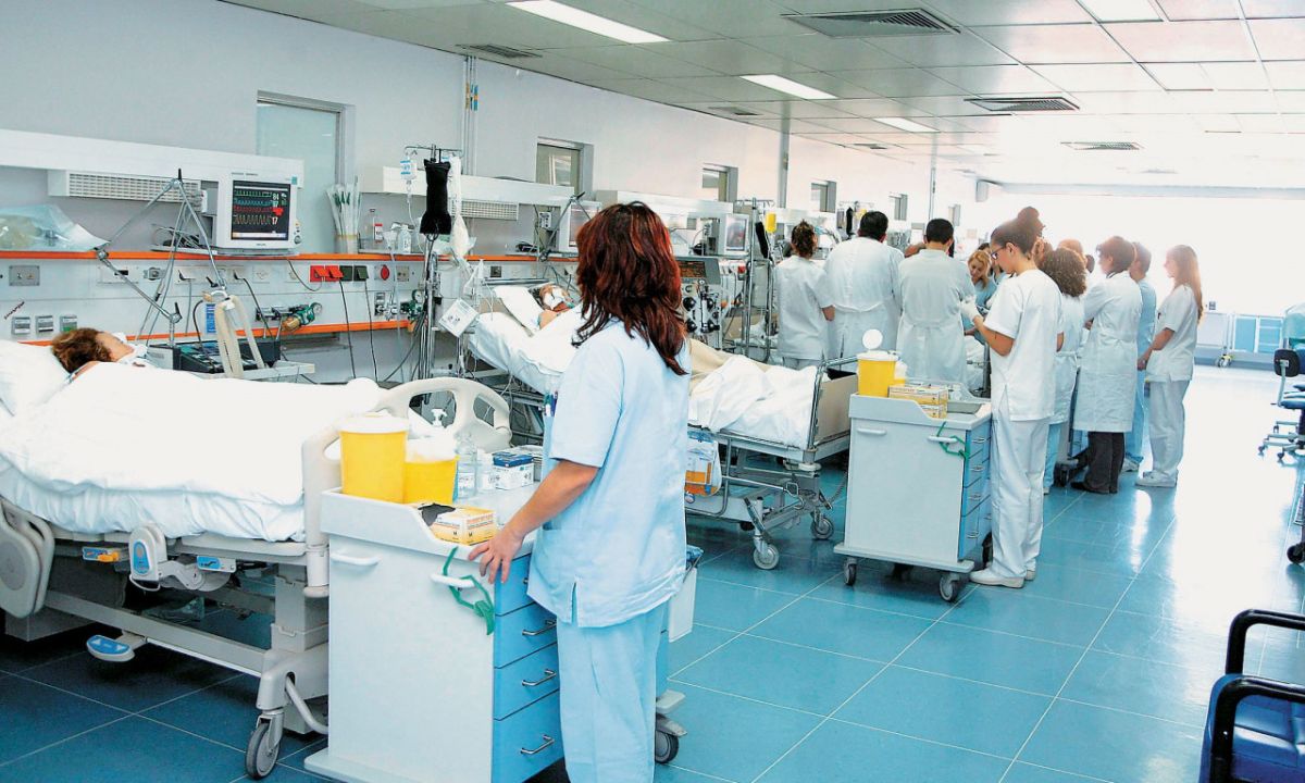 «Κοκτέιλ» ιώσεων: Σε «πολιορκία» τα νοσοκομεία – Ράντζα στις εφημερίες [vid]