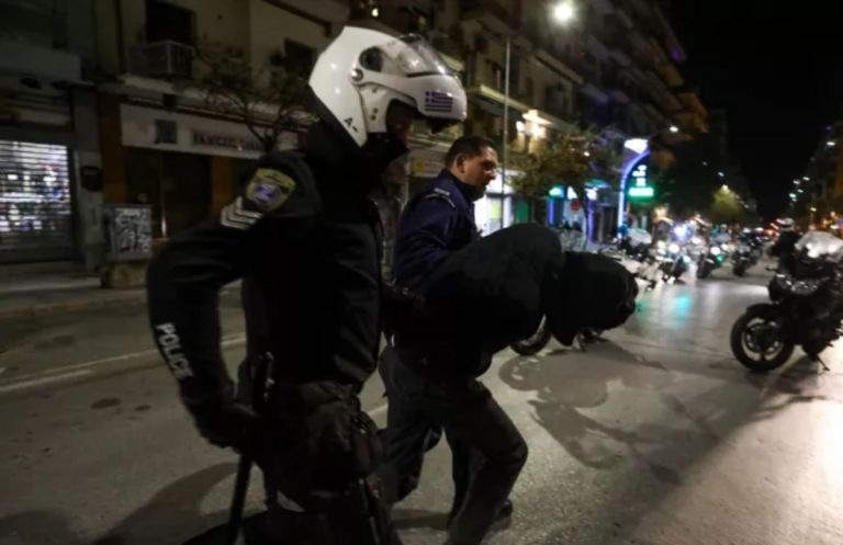 Φονεύοντας την πολιτική και πολιτικούς