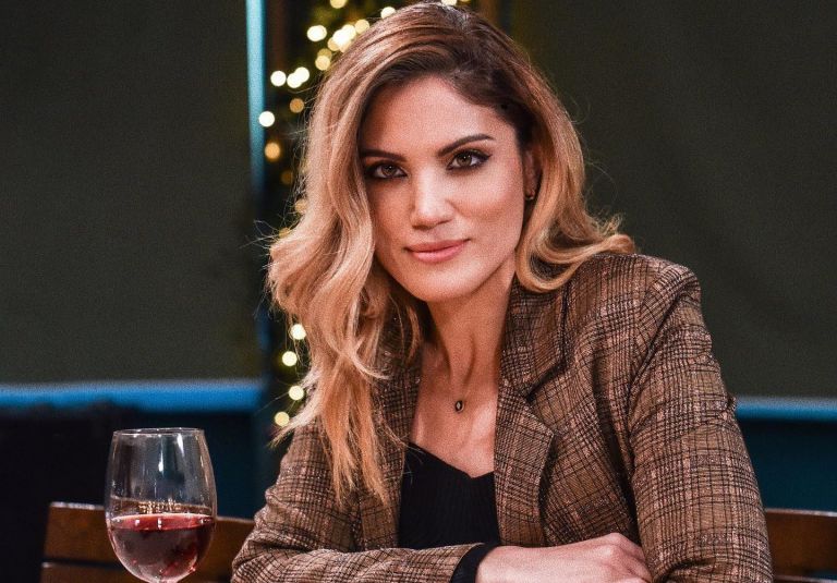 Μαίρη Συνατσάκη: «Δεν θα ακολουθήσουμε τον παραδοσιακό δρόμο στο όνομα της μικρής» [vid]