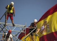 Οι Ισπανοί σοσιαλιστές αυξάνουν τον κατώτατο μισθό κατά 8%