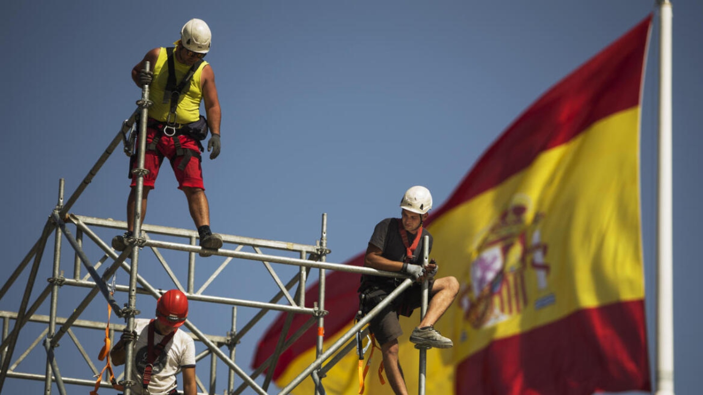 Οι Ισπανοί σοσιαλιστές αυξάνουν τον κατώτατο μισθό κατά 8%