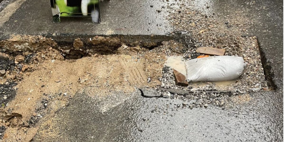 Κακοκαιρία: Ανοιχτή μια λωρίδα στη Λεωφόρο Ποσειδώνος – Καθίζηση στη Χ. Τρικούπη