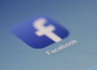 Το Facebook αδειάζει κρυφά τις μπαταρίες των κινητών τηλεφώνων καταγγέλλει πρώην εργαζόμενος του