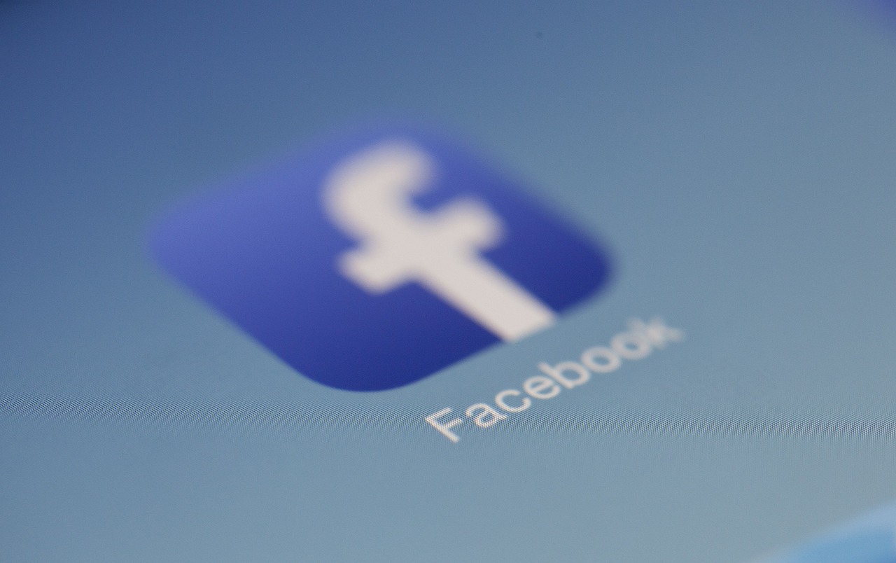 Το Facebook αδειάζει κρυφά τις μπαταρίες των κινητών τηλεφώνων καταγγέλλει πρώην εργαζόμενος του