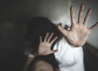 Εφιάλτης για 23χρονη στα Εξάρχεια: 33χρονος την κρατούσε «φυλακισμένη» και την εξέδιδε