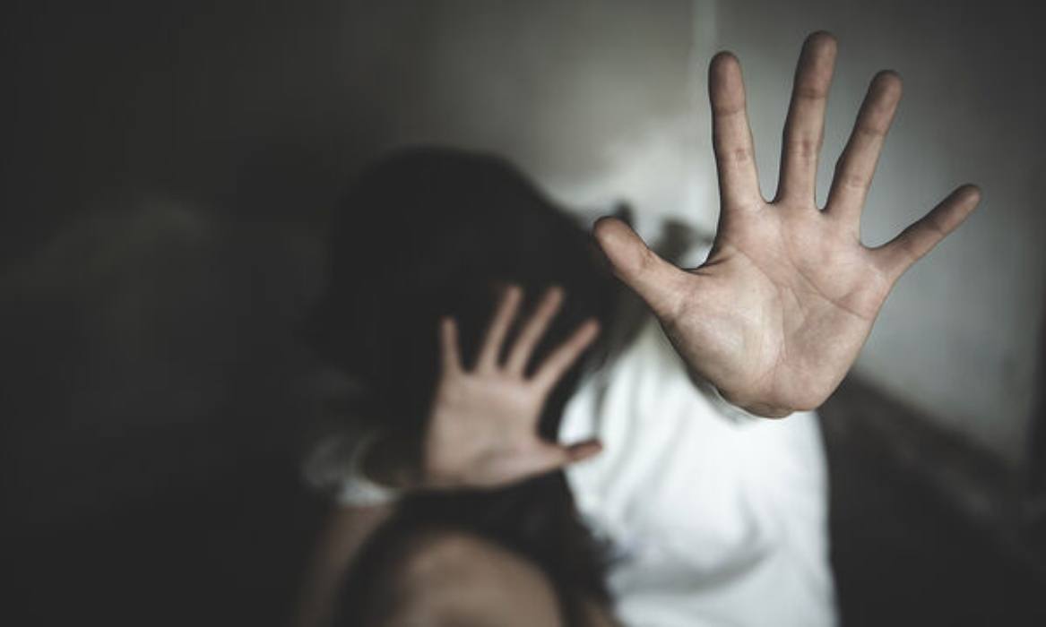 Εφιάλτης για 23χρονη στα Εξάρχεια: 33χρονος την κρατούσε «φυλακισμένη» και την εξέδιδε