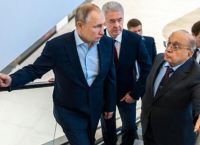Πούτιν: Φόρεσε μαύρα ψηλοτάκουνα σε συνάντηση με φοιτητές [pic]