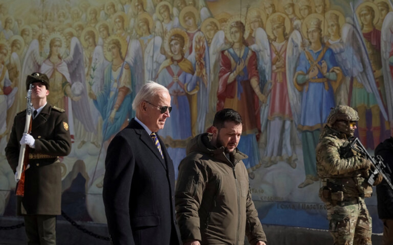 Ουκρανία: Αιφνιδιαστικά στο Κίεβο ο Μπάιντεν