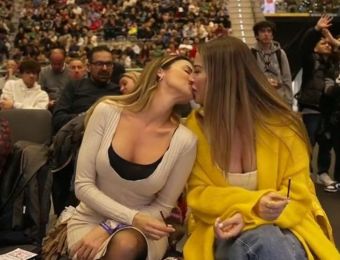Το καυτό φιλί μεταξύ γυναικών που έκλεψε τις εντυπώσεις στο Final 8 της Ιταλίας [vid]