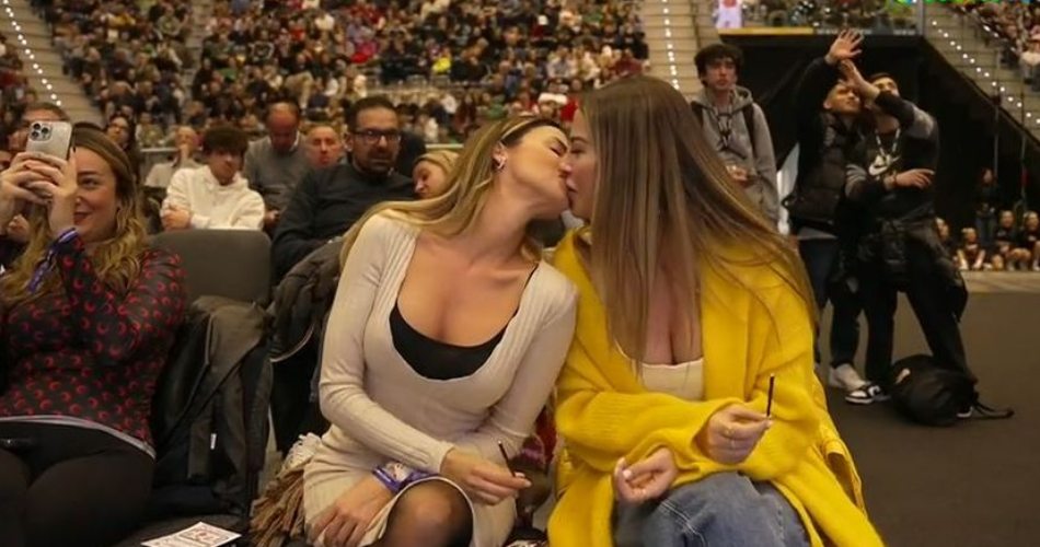 Το καυτό φιλί μεταξύ γυναικών που έκλεψε τις εντυπώσεις στο Final 8 της Ιταλίας [vid]