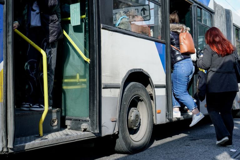 Τροχαίο στη Βασιλίσσης Σοφίας: Δέκα τραυματίες από τη σύγκρουση λεωφορείου με ΙΧ [vid]