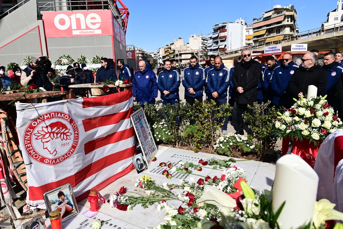 Ο Ολυμπιακός τίμησε τα θύματα της Θύρας 7 με δυναμική παρουσία του κόσμου