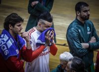 Οριστική αναβολή στο ντέρμπι: Ξύλο, αίματα, δακρυγόνα μέσα στο κλειστό και τα ξαναλένε αύριο!